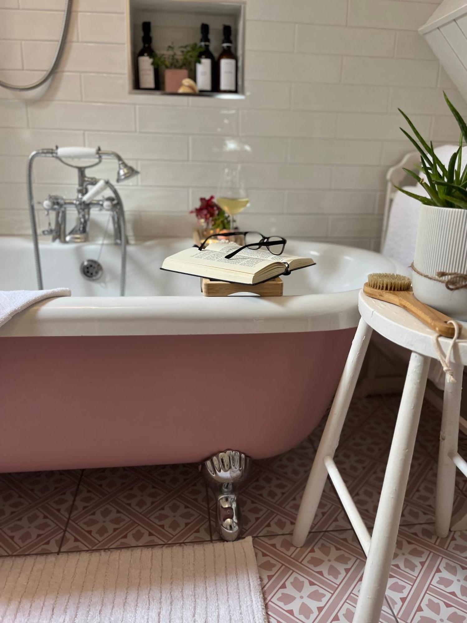 The Pink Cottage Upstairs Suite & Garden Summer Room Whitehead Exteriör bild