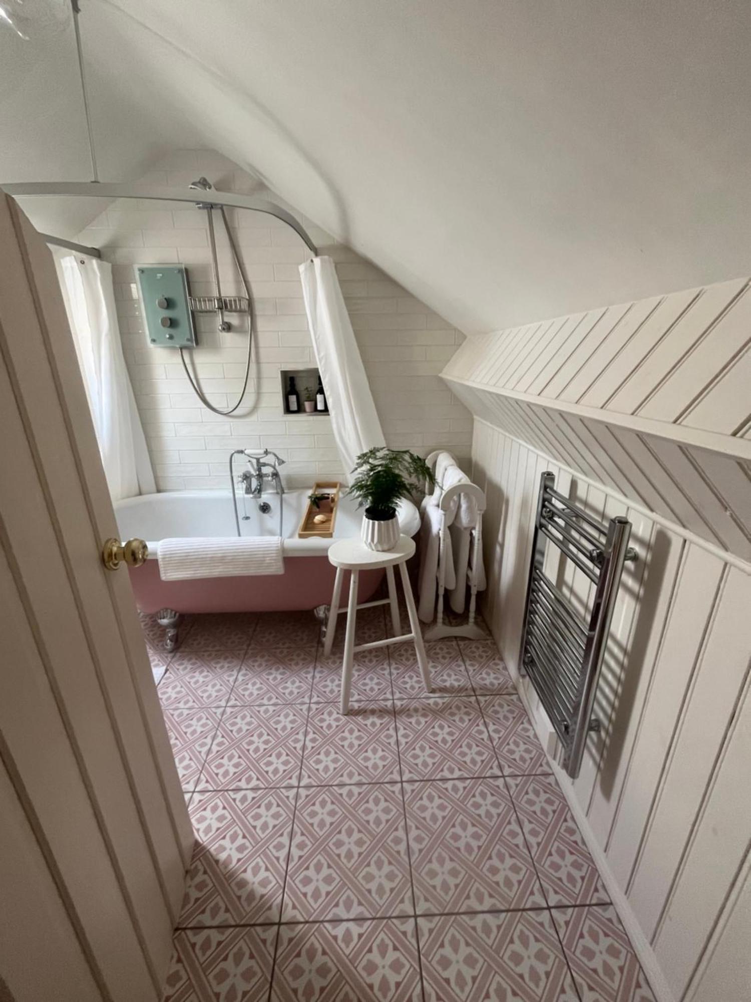 The Pink Cottage Upstairs Suite & Garden Summer Room Whitehead Exteriör bild